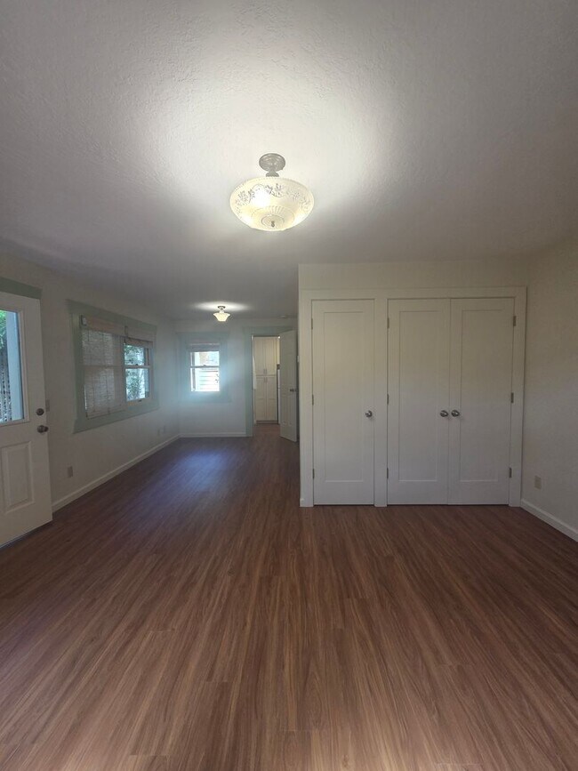 Building Photo - West Side Petaluma Garden Gem - 1 bed 1 bath
