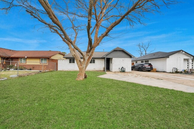 Building Photo - 834 Ellington St