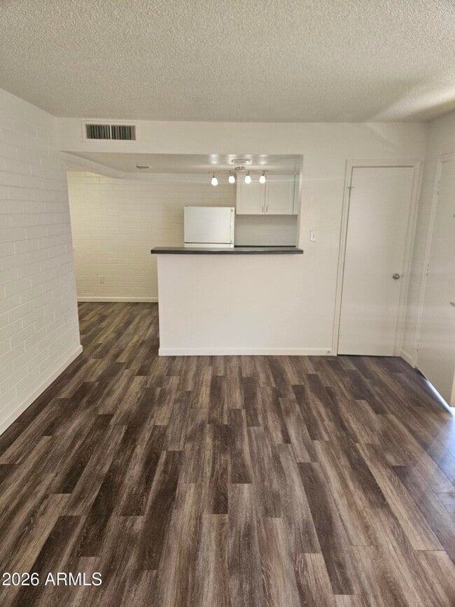 Building Photo - 521 E Bethany Home Rd