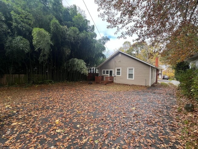 Building Photo - 2 bed and 1 bath house in Tree Streets Neigborhood.