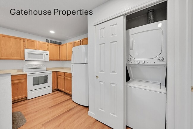 Building Photo - 864 S Reed Ct