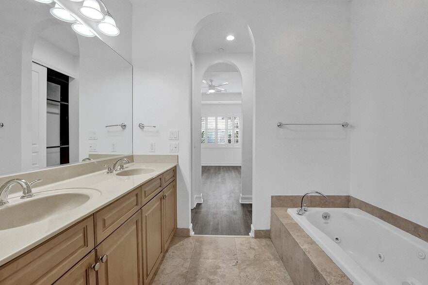 Building Photo - 632 Renaissance Way