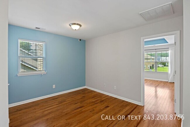 Building Photo - 158 Charlesfort Way