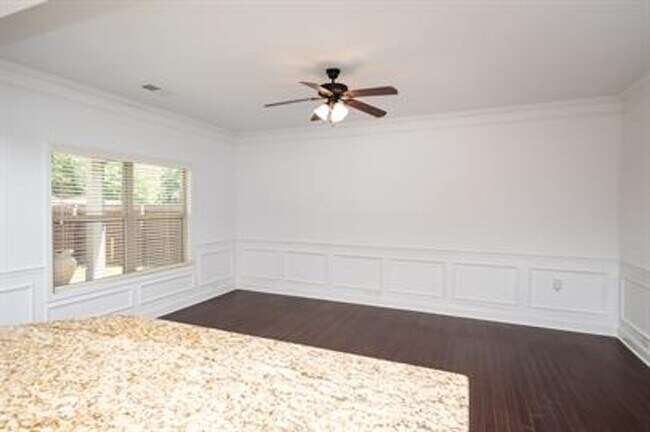 Building Photo - Stunning 4/3 Available Now!