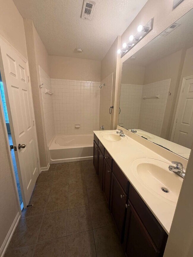 Building Photo - Luxurious 3-Bedroom Condo in Panama City, FL with Spacious Layout and Modern Amenities!