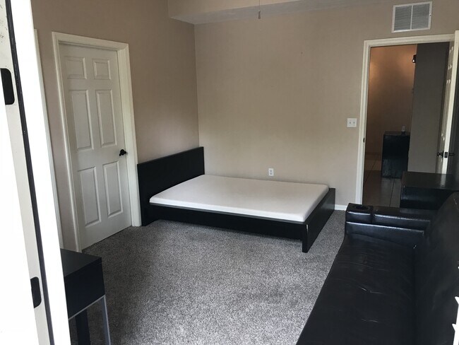 Building Photo - Saint Charles - Luxury 2 Bedroom, 2 Bathroom Condo