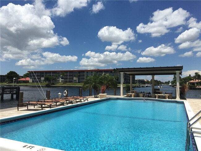 Building Photo - 1160 Hillsboro Mile