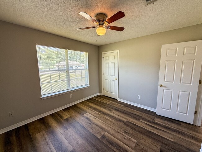 Building Photo - 3 bedroom 2 bath home with all new floorin...