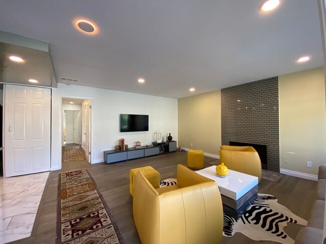 Building Photo - Stunning 3-bedroom, 2-bathroom coastal condo with Modern Custom Upgrades!