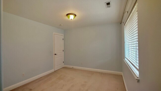 Building Photo - **$1000 OFF FIRST FULL MONTHS RENT**  Gorg...