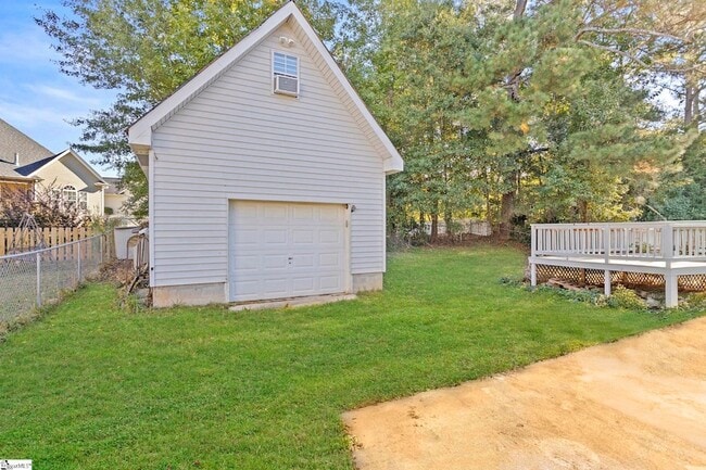 Building Photo - 405 Creek Dr