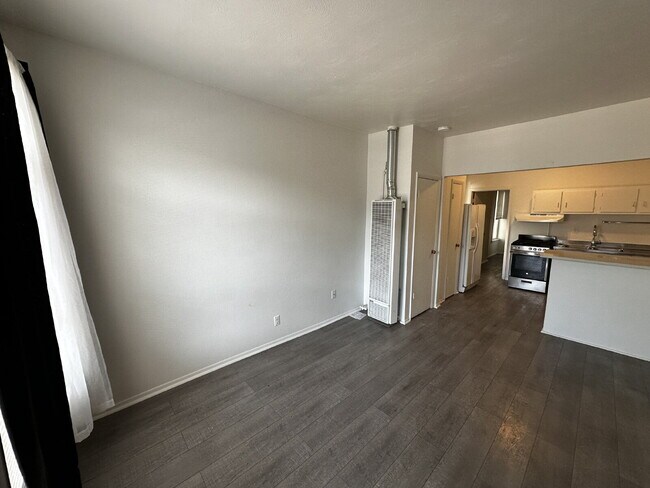 Building Photo - "Charming 1-Bedroom Retreat in Denver's Heart - Perfect Blend of Comfort & Convenience!