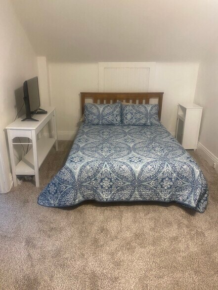 Building Photo - 589 E Losey St