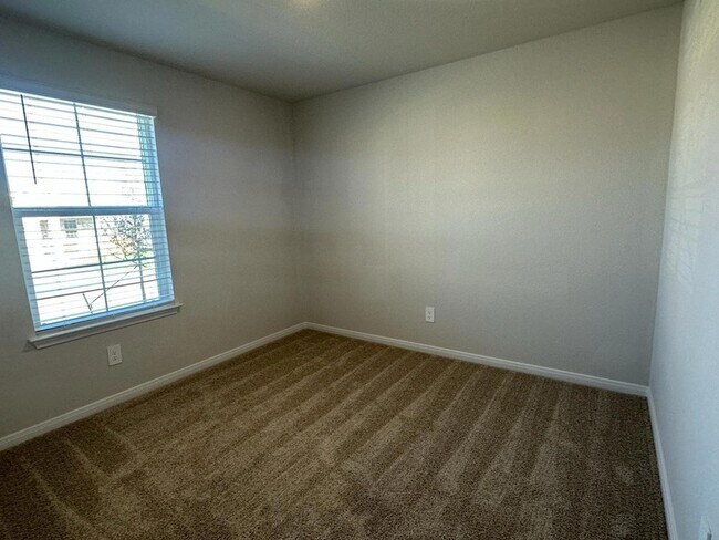 Building Photo - 113 Briggs Ln