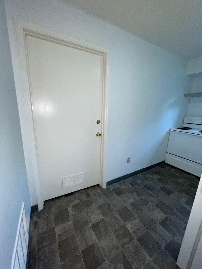 Building Photo - COMING SOON! Cute 2 Bedroom, 1 bathroom in...