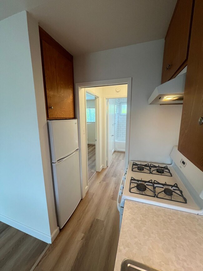 Building Photo - Charming One Bedroom Upstairs Apartment