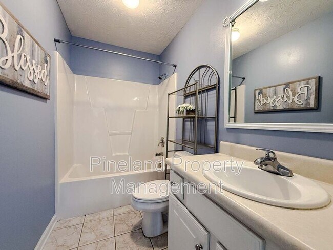 Building Photo - 225 Shakerstone Dr