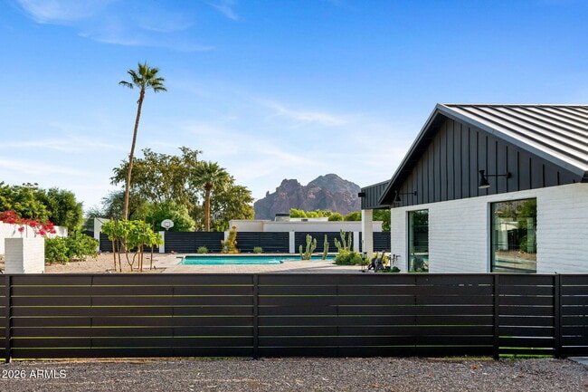 Building Photo - 3842 E San Miguel Ave