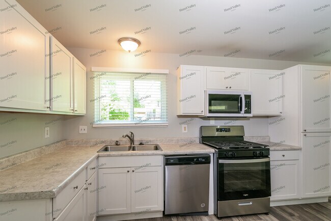 Building Photo - 1140 Lees Ln
