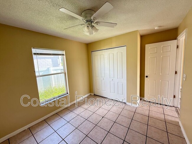 Building Photo - 724 Versailles Ln