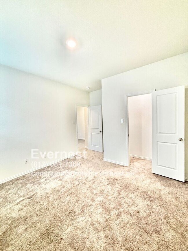 Building Photo - 4-Bedroom Home with Large Backyard and Con...