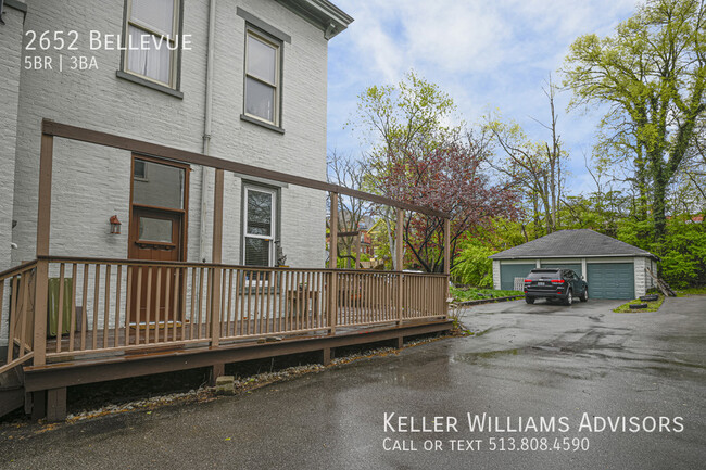 Building Photo - 2652 Bellevue-