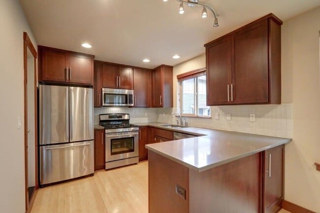 Building Photo - Stunning 3bd, 2.5ba Townhome Available in ...