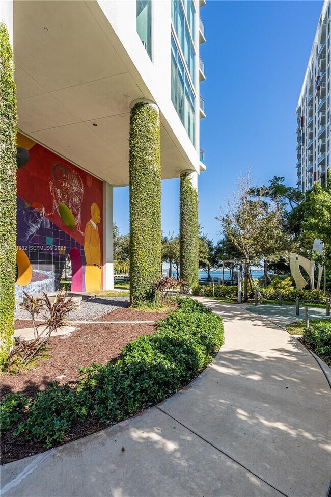 Building Photo - 460 NE 28th St