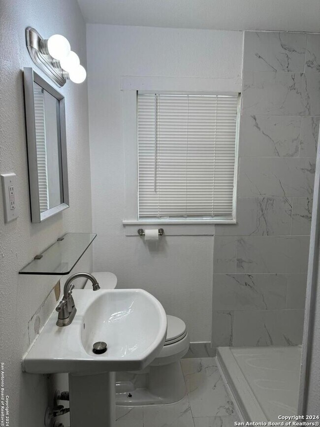 Building Photo - 2 Bedroom in Alamo Heights!
