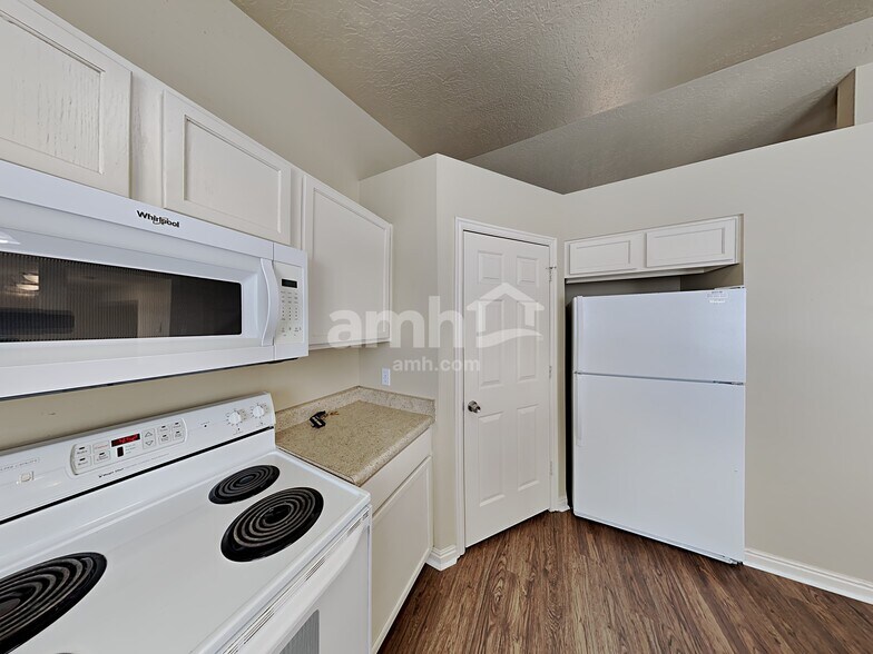 Building Photo - 272 S 590 W