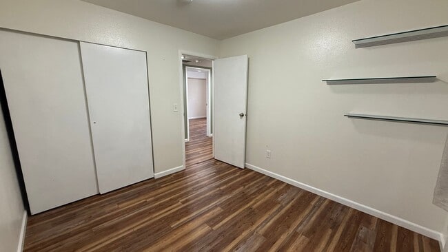 Building Photo - Well Maintained Top Floor 2 Bed/2 Bath Con...