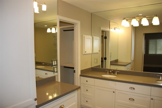 Building Photo - 2227 Highland Hills Dr
