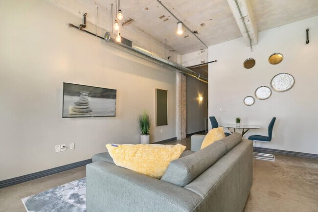 Building Photo - 500 S Ervay St