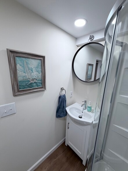 Bathroom - 104 W Hembree St