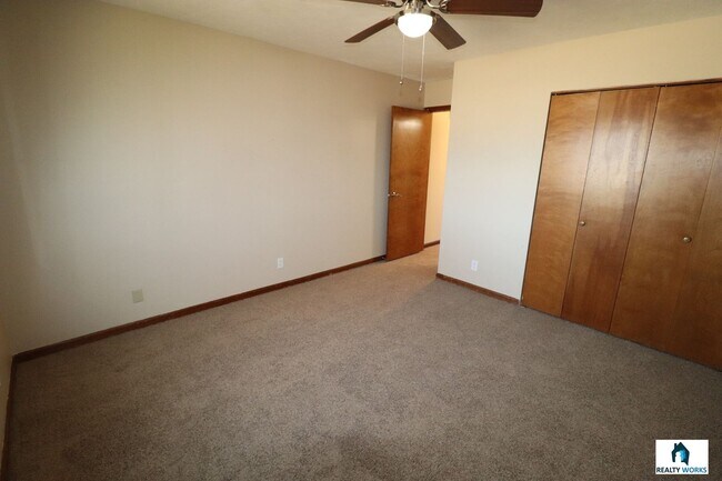 Building Photo - Beautiful 3 Bedroom Townhome