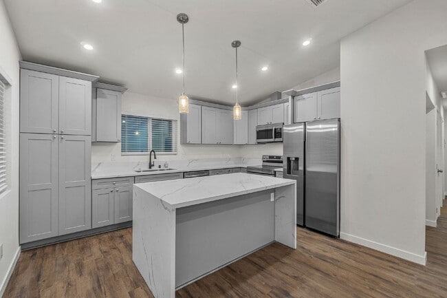 Building Photo - Up to $1400 off 1st month!! Vista - 3 bed/...