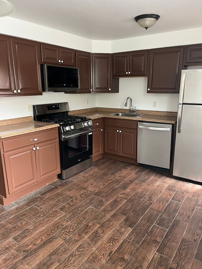 Building Photo - 2 bedroom 1 bath townhouse, Mt Washington