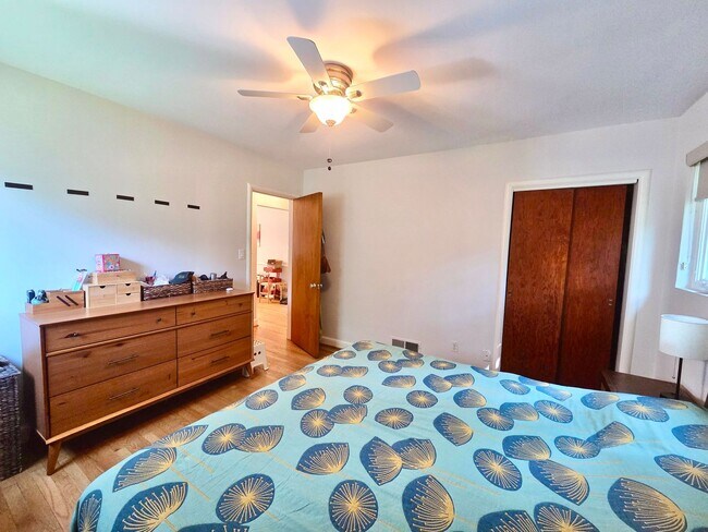 Building Photo - Lovely 4 BR/2 BA Single-Family Home in Sil...