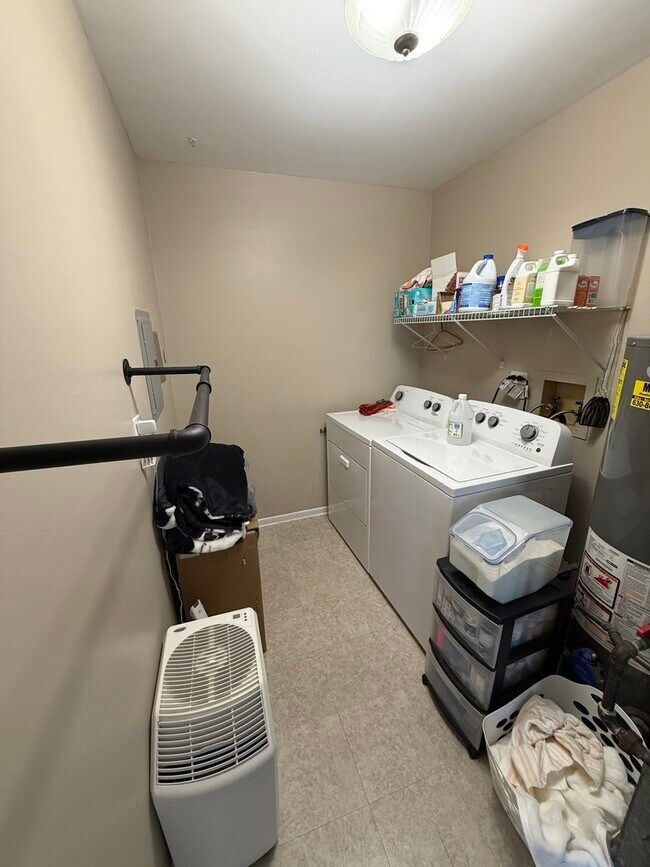 Building Photo - 668 Niagara Dr