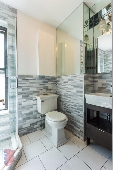 Building Photo - 1590 Lexington Ave