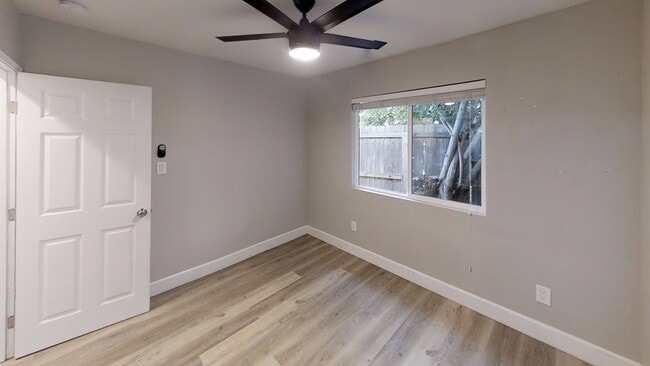 Building Photo - 3BD/1BA on Montezuma!