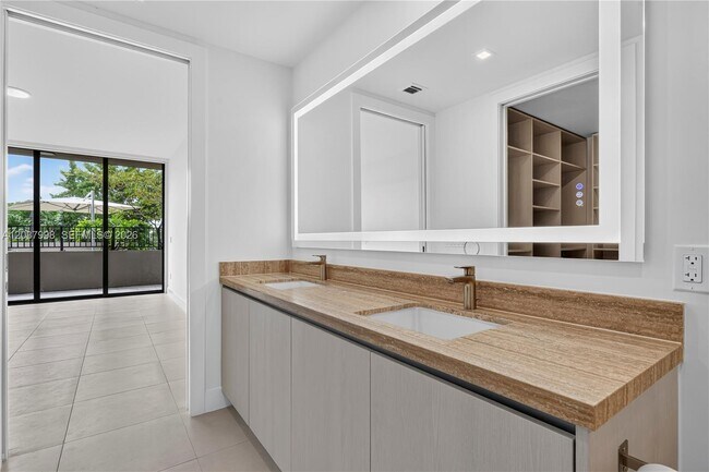 Building Photo - 3034 Oak Ave
