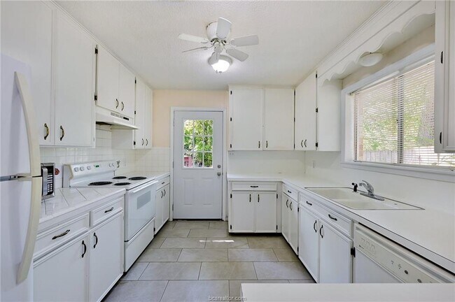 Building Photo - 1200 Holleman Dr