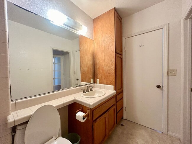 Building Photo - Spacious Beach House in South Oceanside