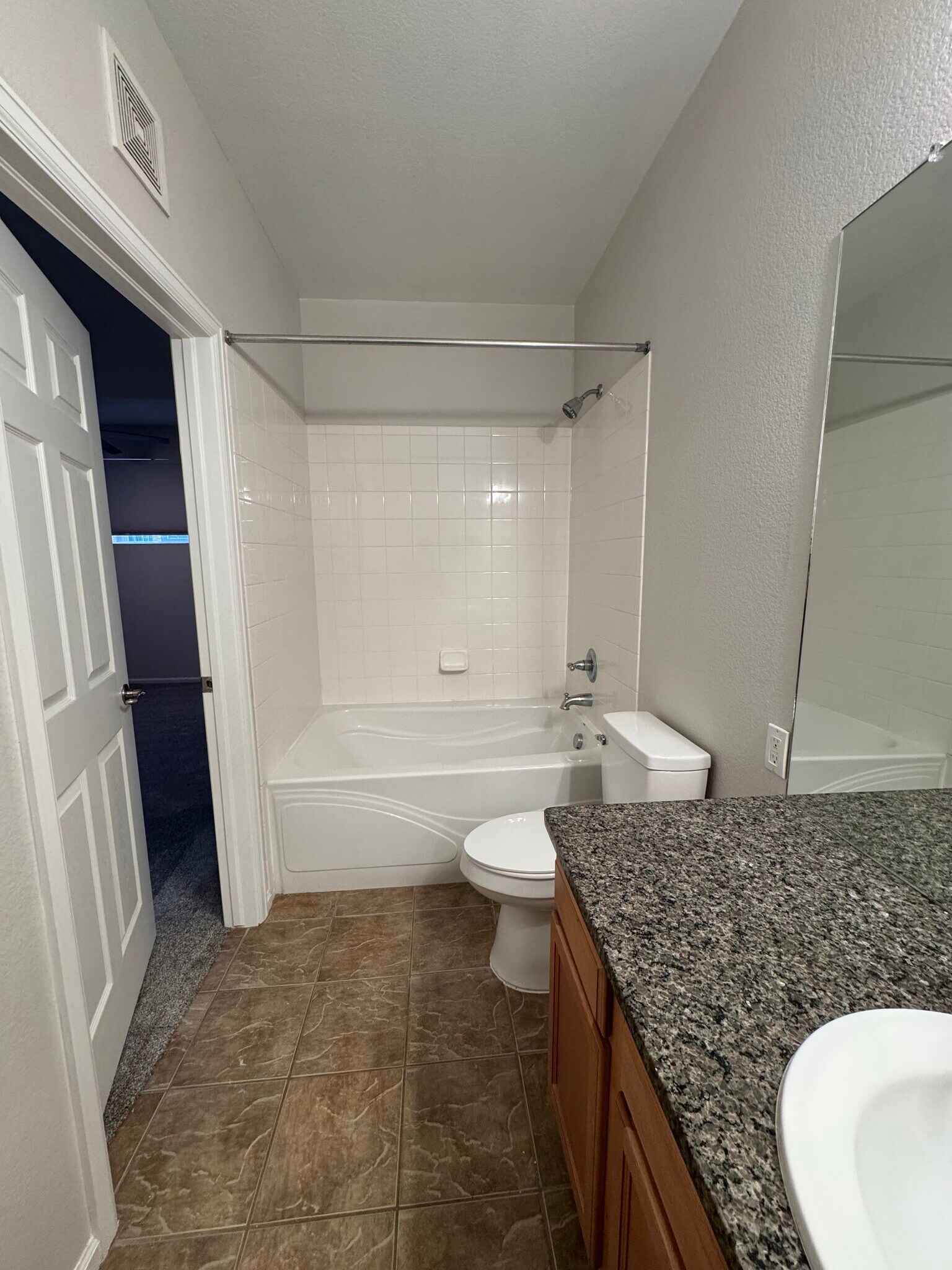 Bedroom 1 en suite bathroom - 17520 Nature Walk Trl