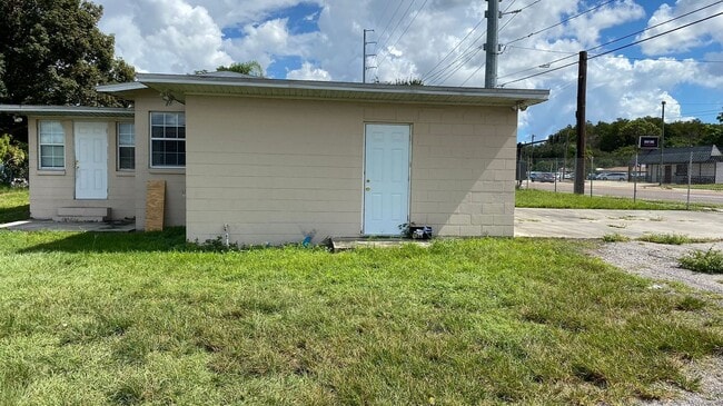 Building Photo - 1423 McCoy Rd