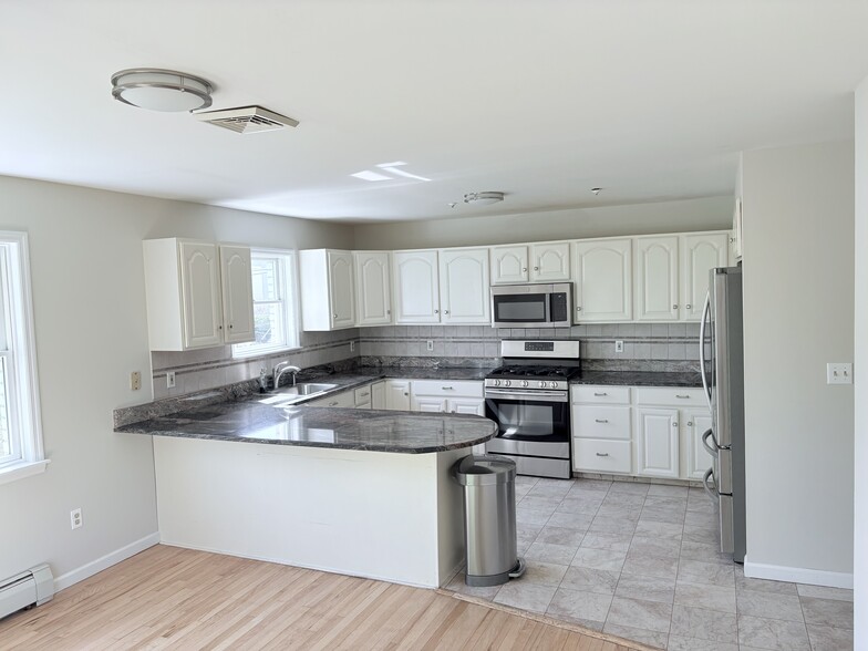 Building Photo - 166 Woodside Ave