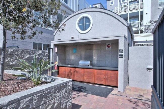 Building Photo - APARTMENT