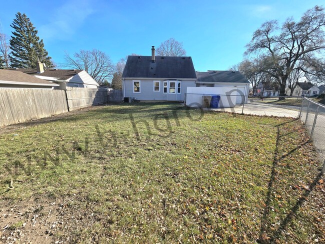 Building Photo - Great Location!