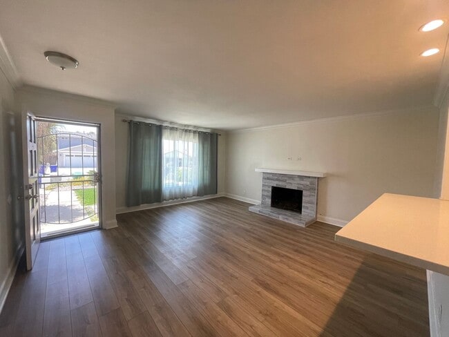 Building Photo - Upgraded 3 Bed, 2 Bath with large family room!